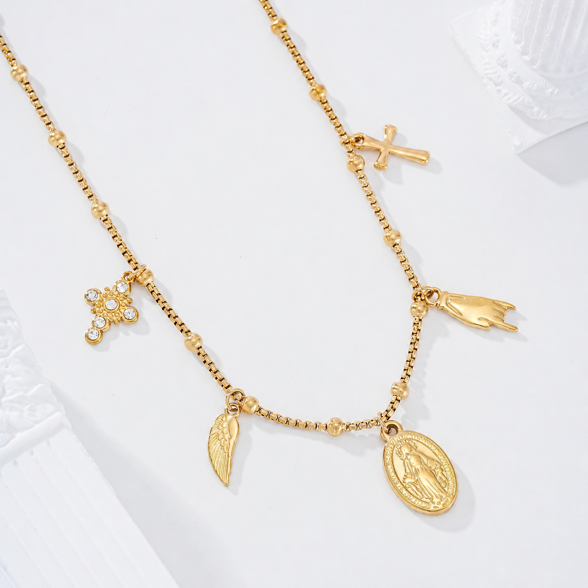 Collar con chapa virgen y charms - collar de joyeria al por mayor