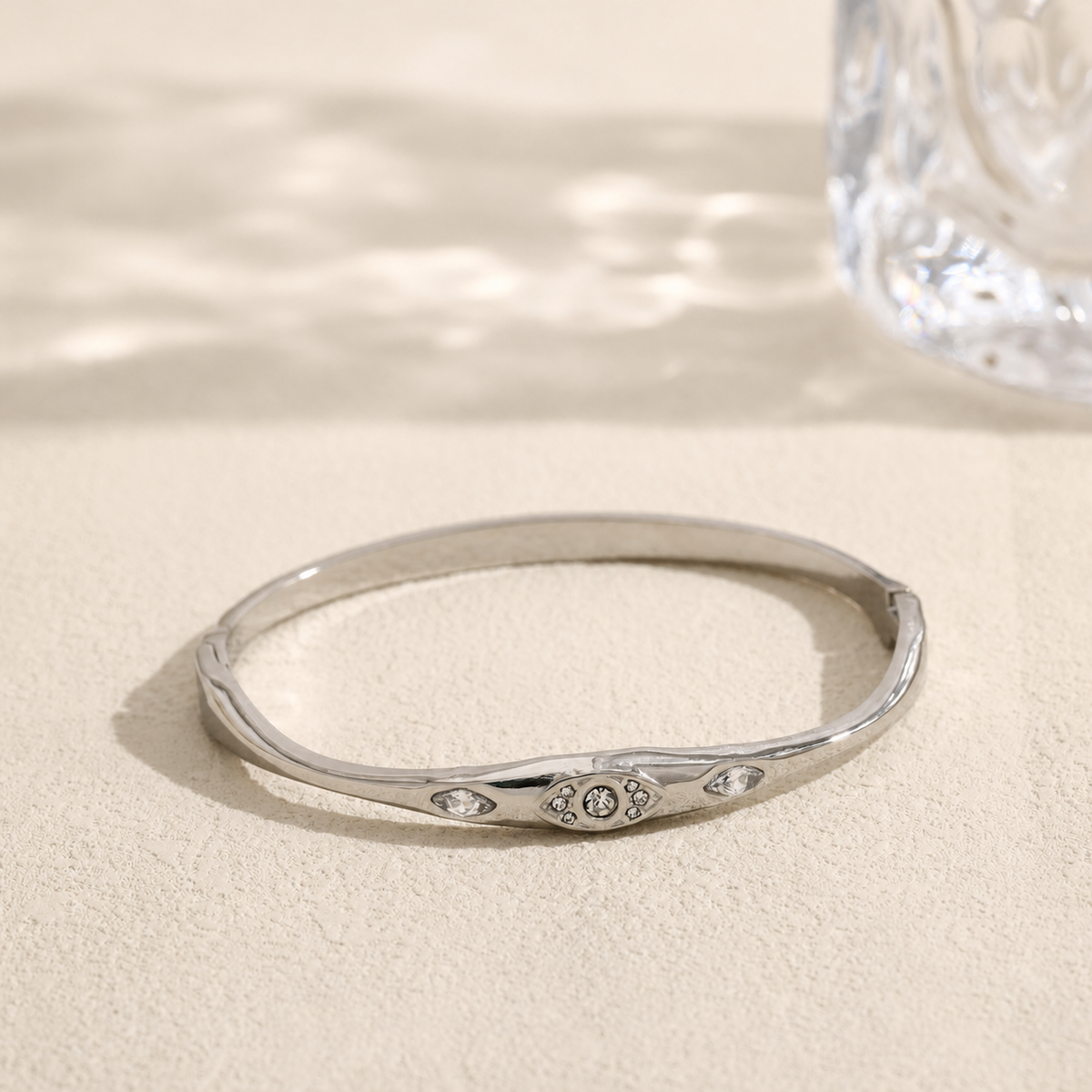 Brazalete con detalle central y piedras - brazalete de joyería al por mayor