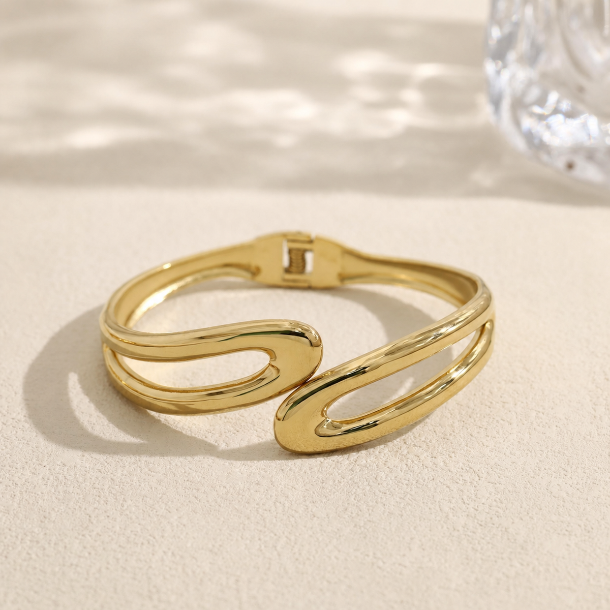 Brazalete abierto con diseño curvo - brazalete de joyería al por mayor