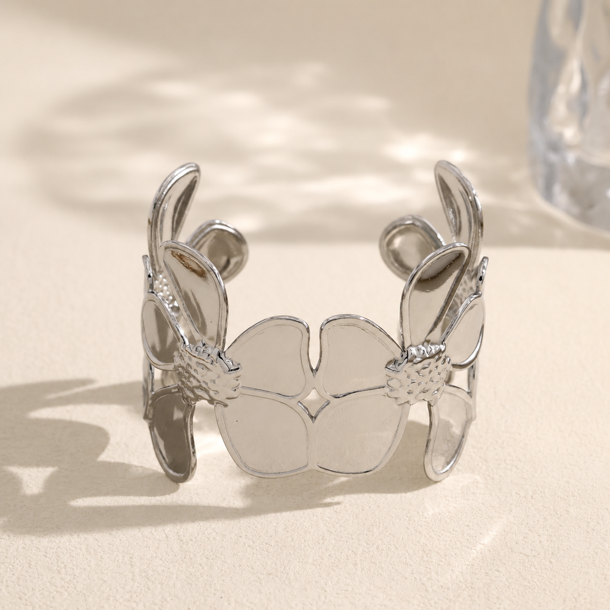 Brazalete abierto con flores grandes - brazalete de joyería al por mayor