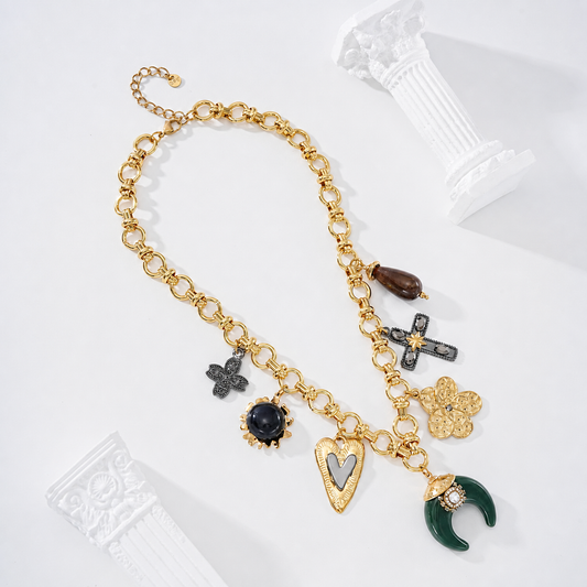 Collar con media luna verde botella y charms - collar de joyeria al por mayor