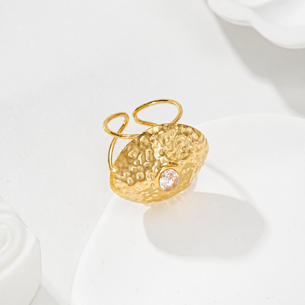 Anillo ajustable con óvalo texturizado y circonita central - anillo de joyería al por mayor