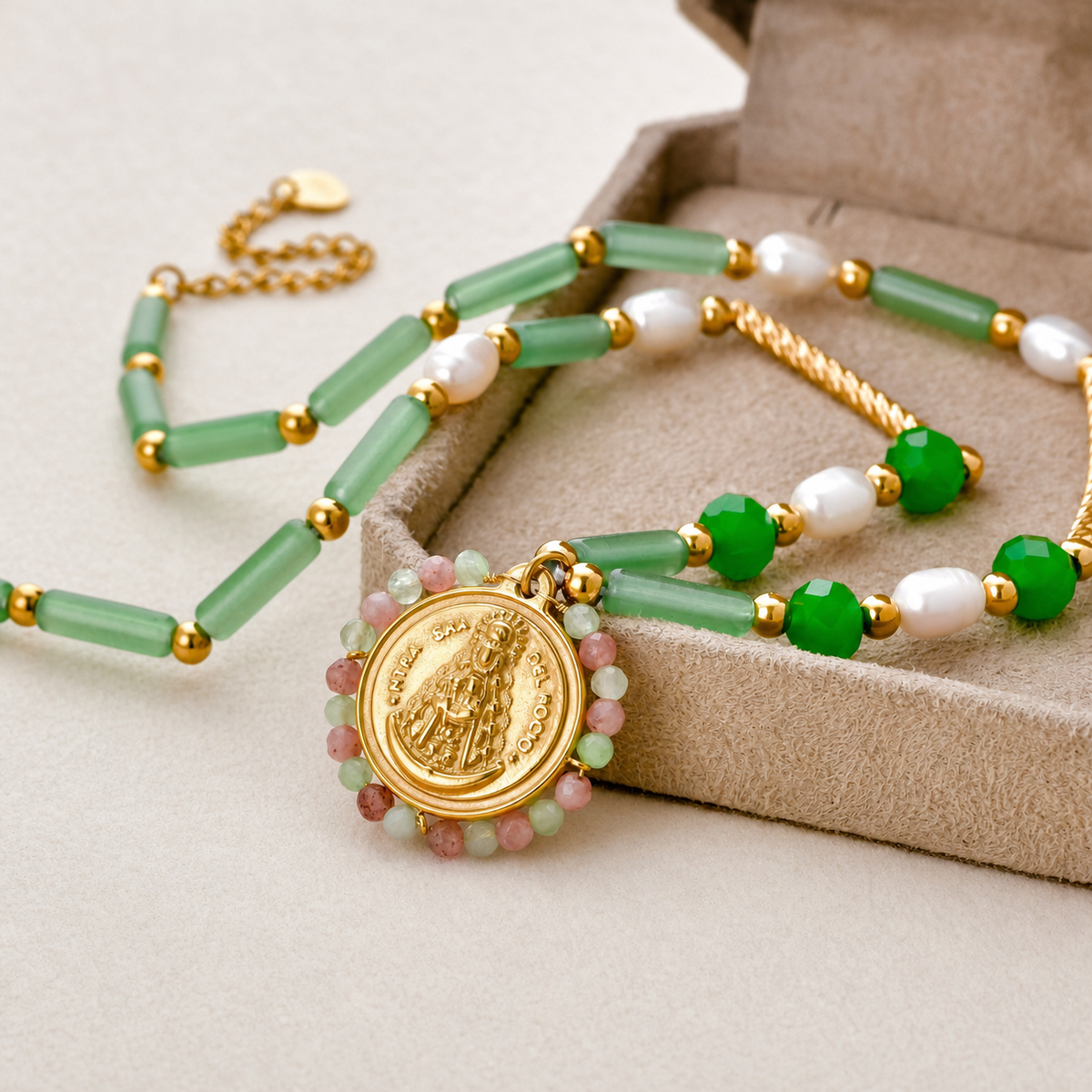 Collar Virgen del Rocío con piedras - collar de joyeria al por mayor