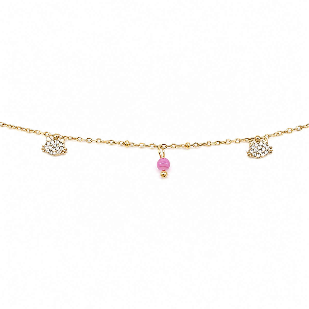 Pulsera dorada con dijes brillantes y detalle rosa