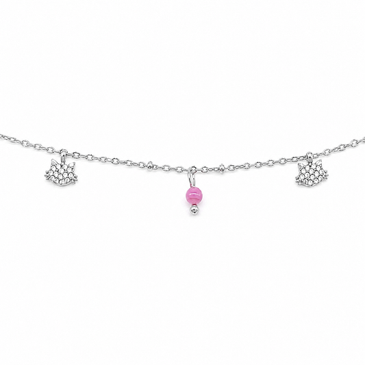 Pulsera plateada con dijes brillantes y detalle rosa