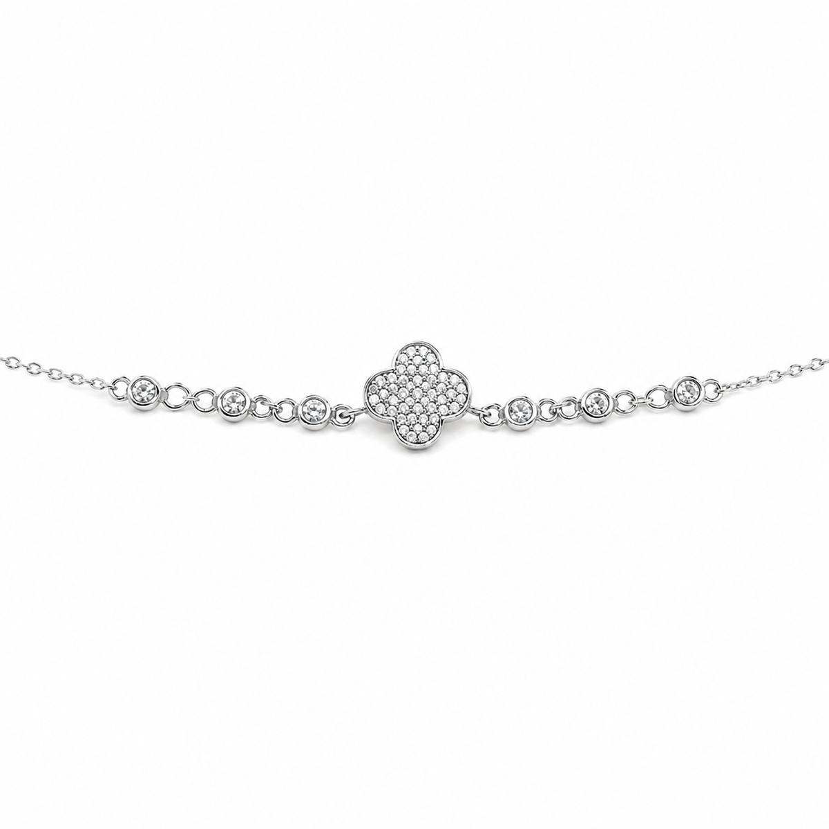 Pulsera plateada con trébol central brillante