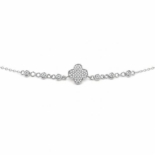 Pulsera plateada con trébol central brillante