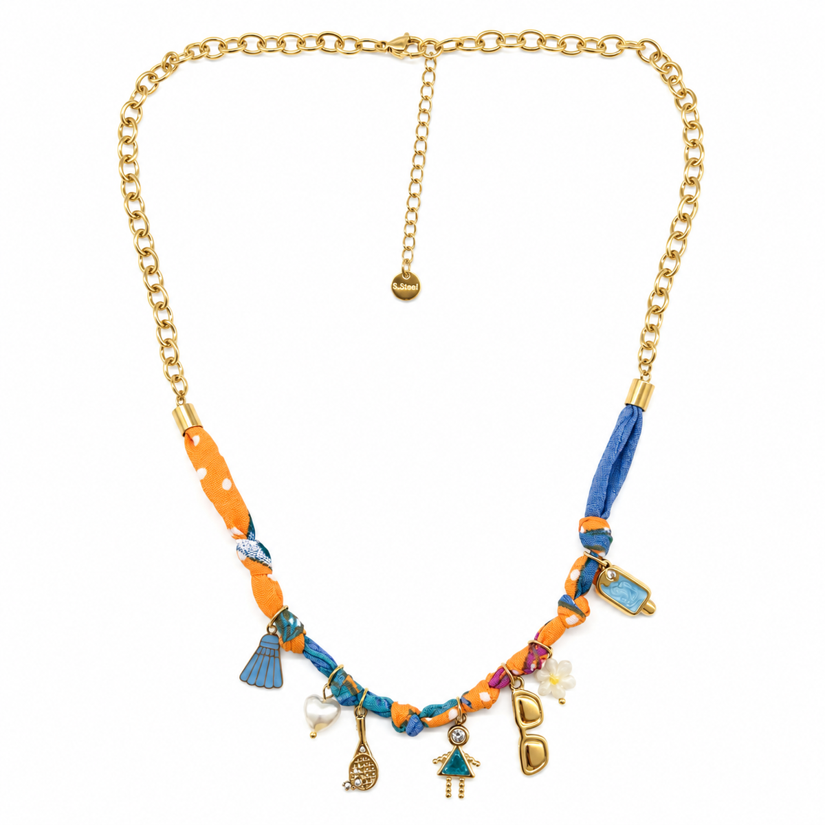 Collar dorado con tela multicolor y dijes variados