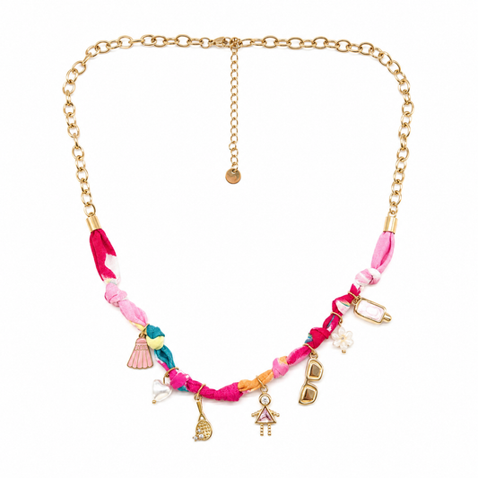 Collar dorado con tela multicolor y dijes variados
