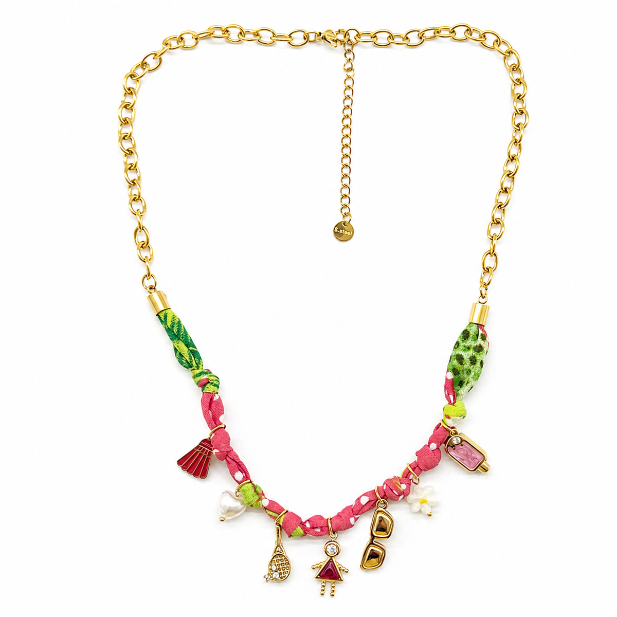 Collar dorado con tela multicolor y dijes variados