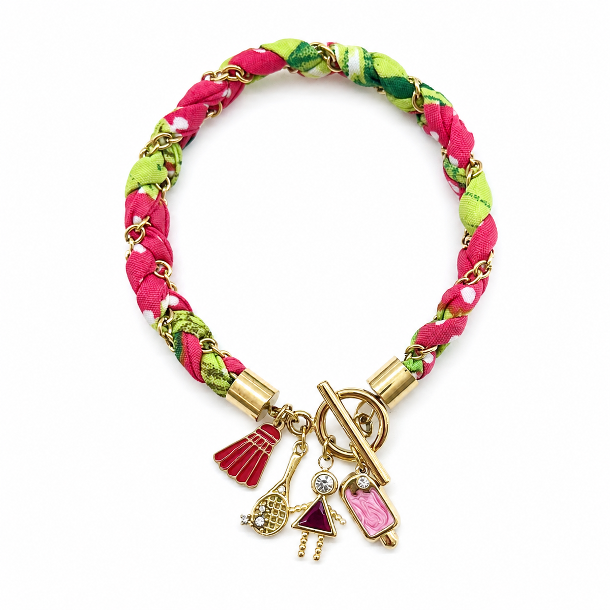 Collar dorado con tela floral y dijes femeninos