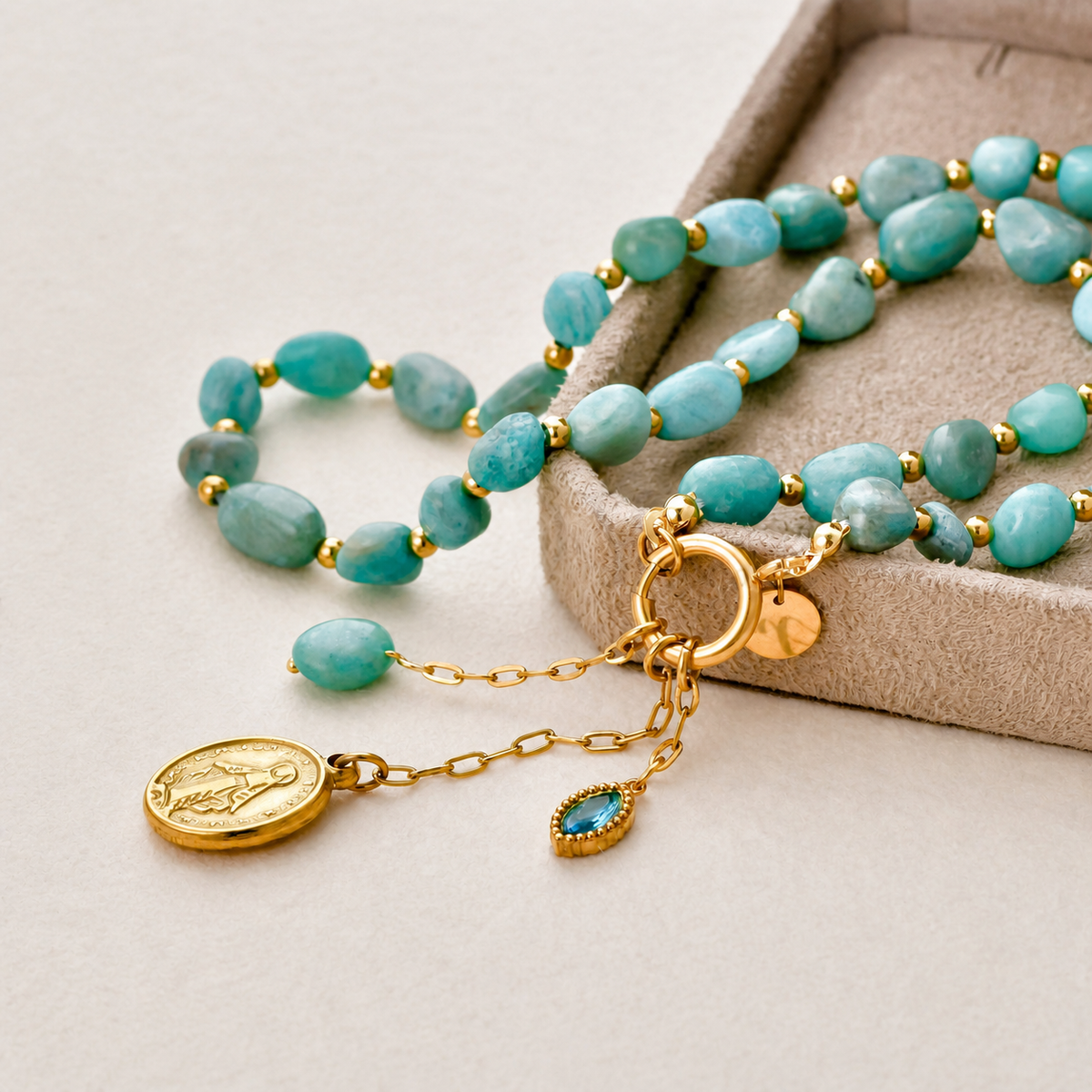 Collar piedras con charms y Virgen Milagrosa - collar de joyeria al por mayor