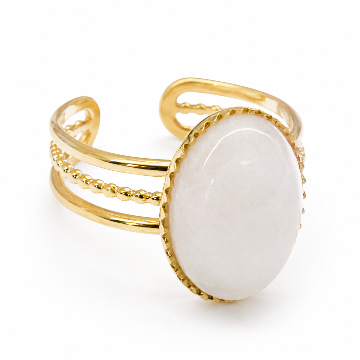 Anillo dorado con piedra blanco ovalada