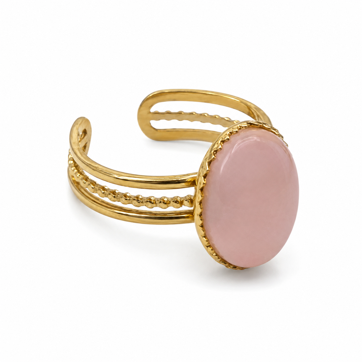 Anillo dorado con piedra rosa ovalada