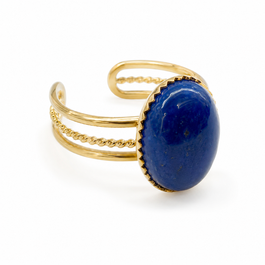 Anillo dorado con piedra azul ovalada