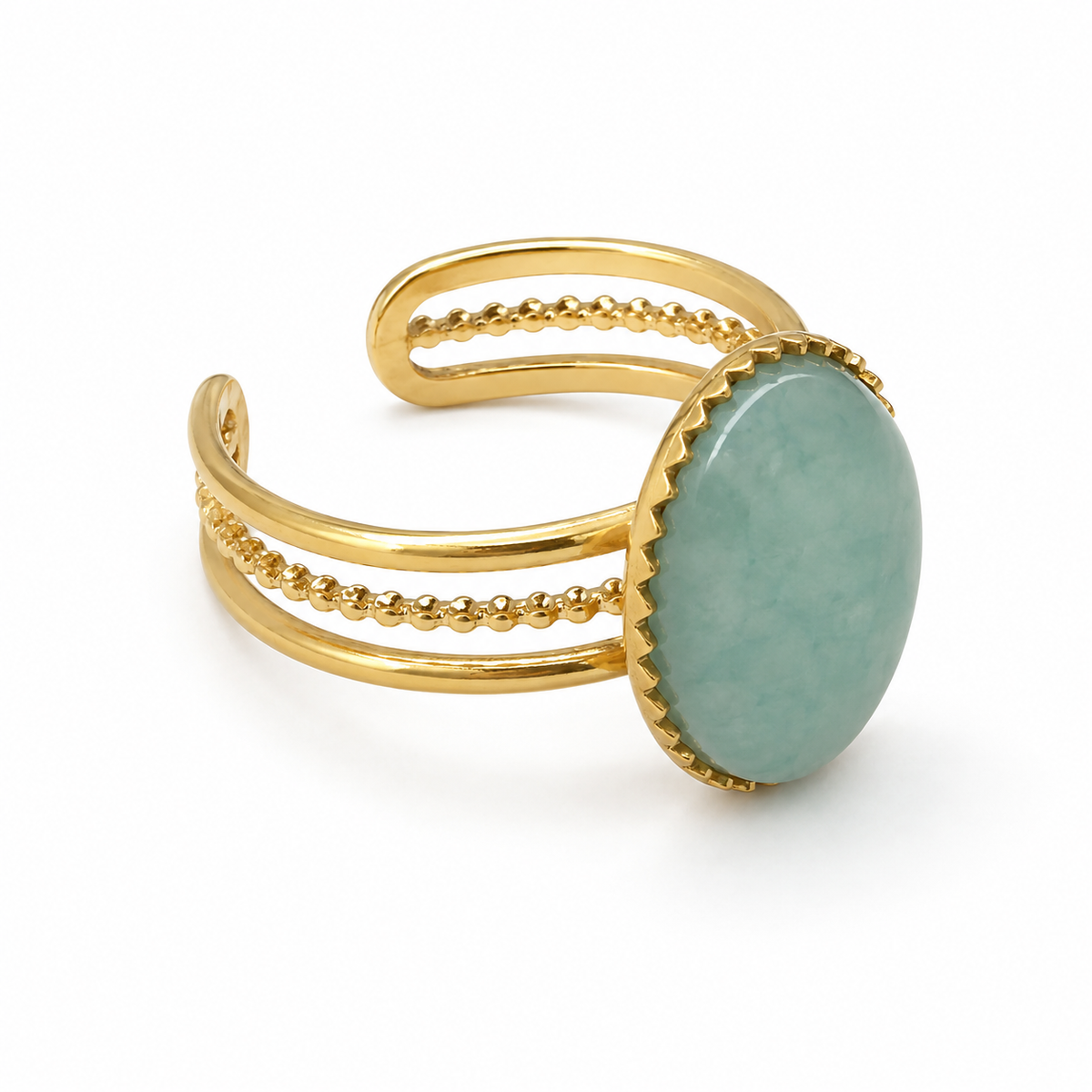 Anillo dorado con piedra verde ovalada