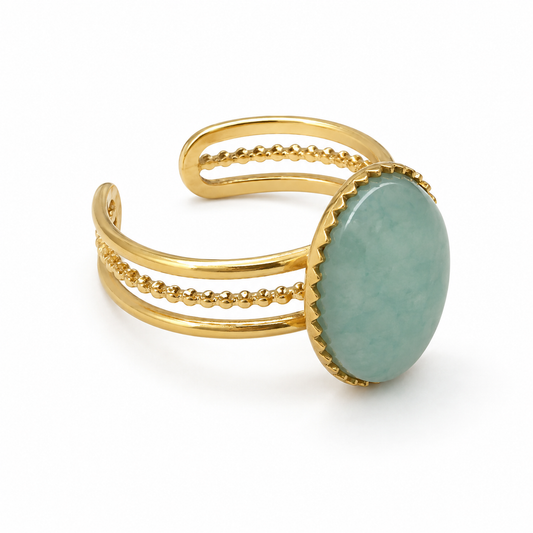 Anillo dorado con piedra verde ovalada