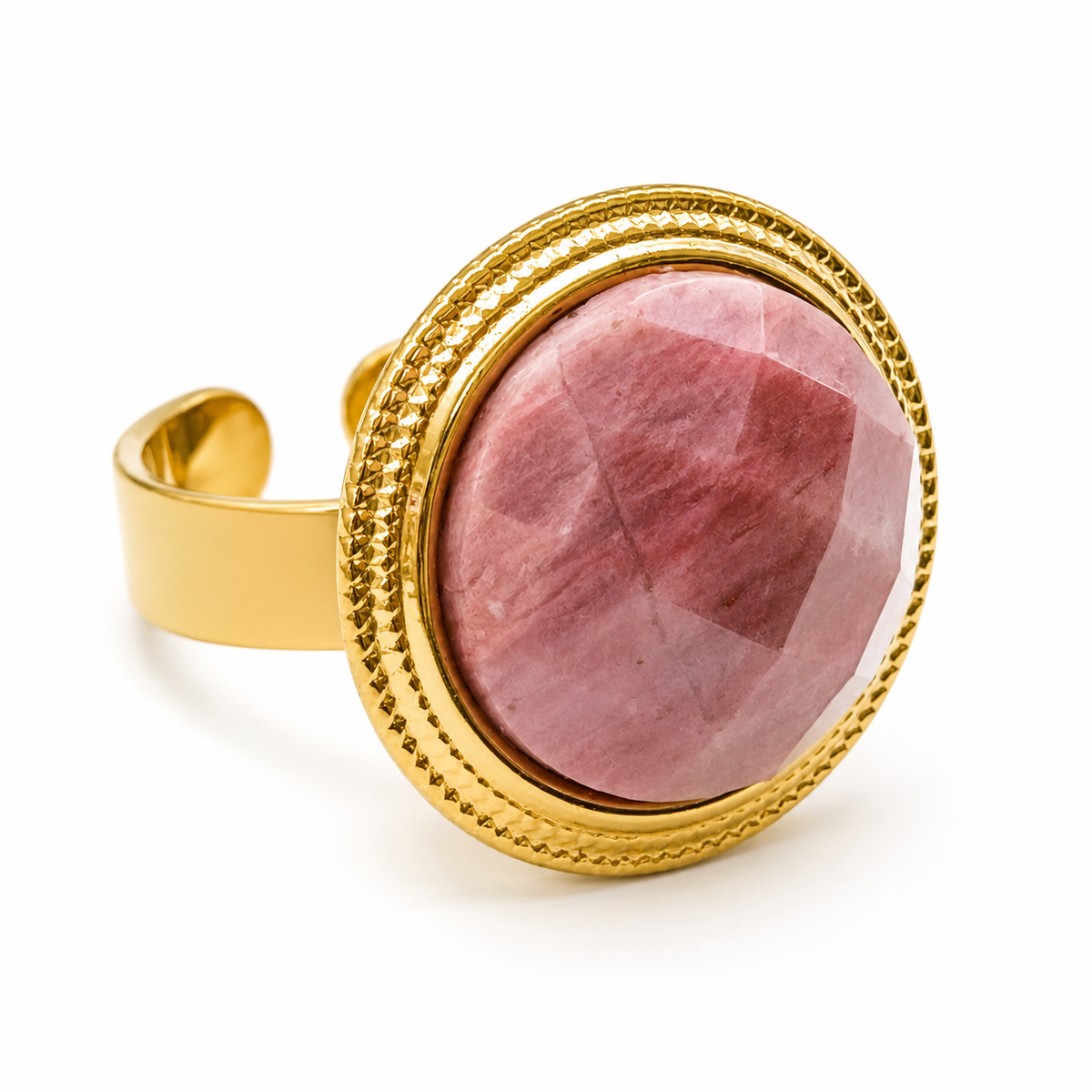 Anillo dorado con piedra rosa facetada