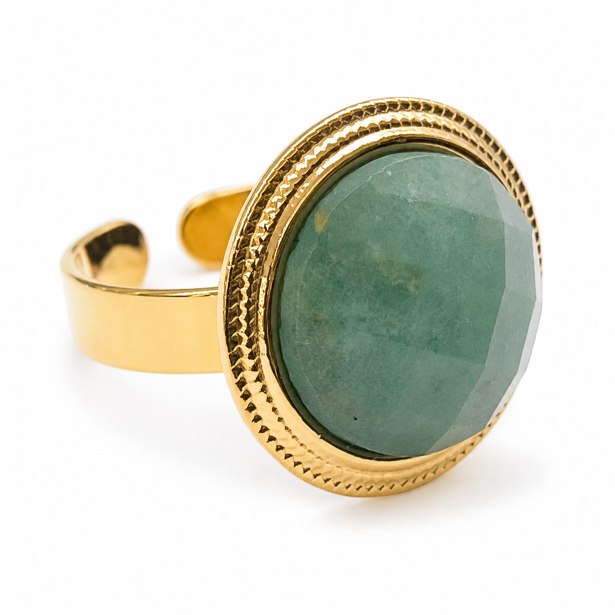 Anillo dorado con piedra rosa facetada
