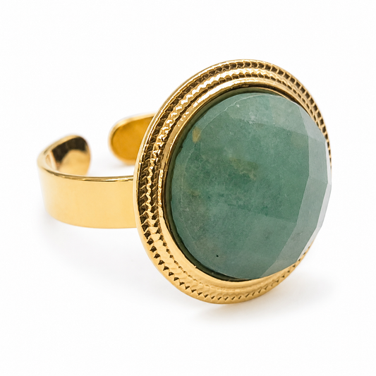 Anillo dorado con piedra rosa facetada