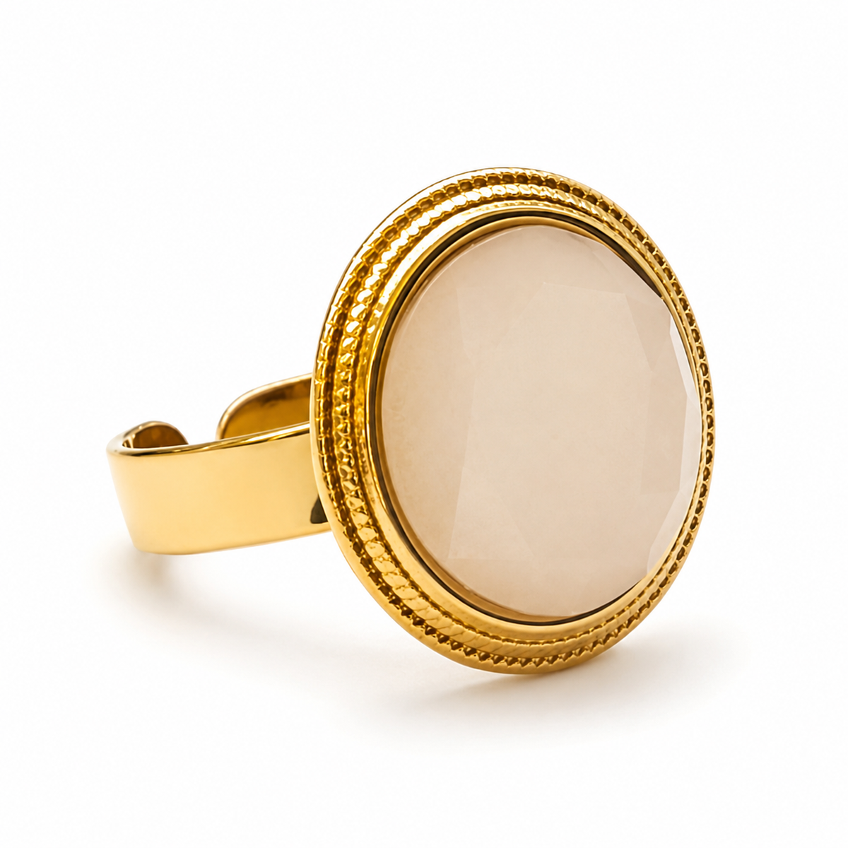 Anillo dorado con piedra blanca facetada