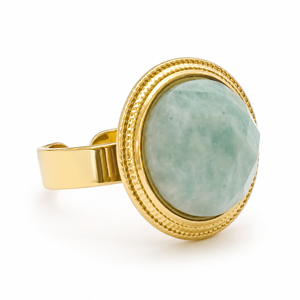 Anillo dorado con piedra verde agua facetada