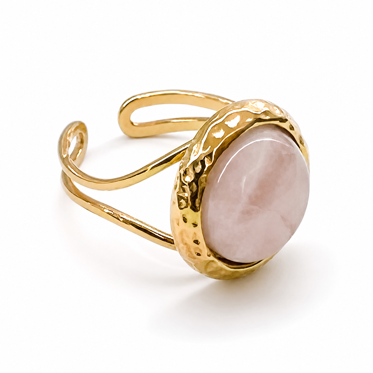 Anillo dorado con piedra rosa claro central