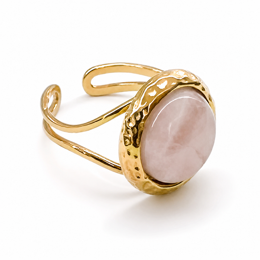 Anillo dorado con piedra rosa claro central