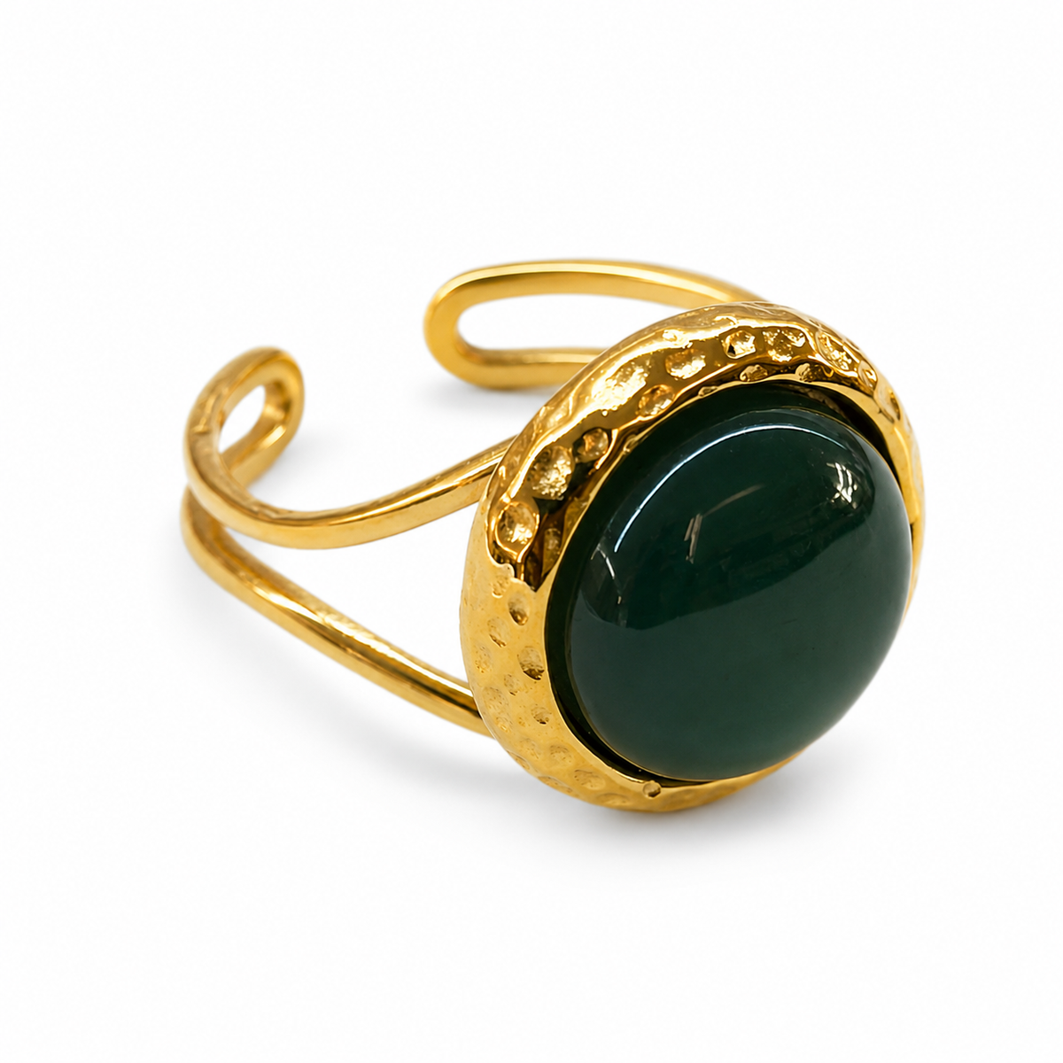 Anillo dorado con piedra verde oscuro central