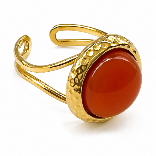 Anillo dorado con piedra rosa oscuro