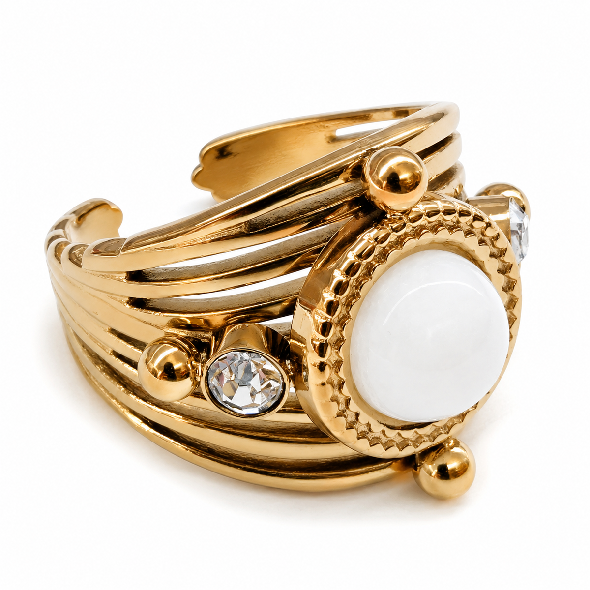 Anillo dorado ancho con piedra blanca
