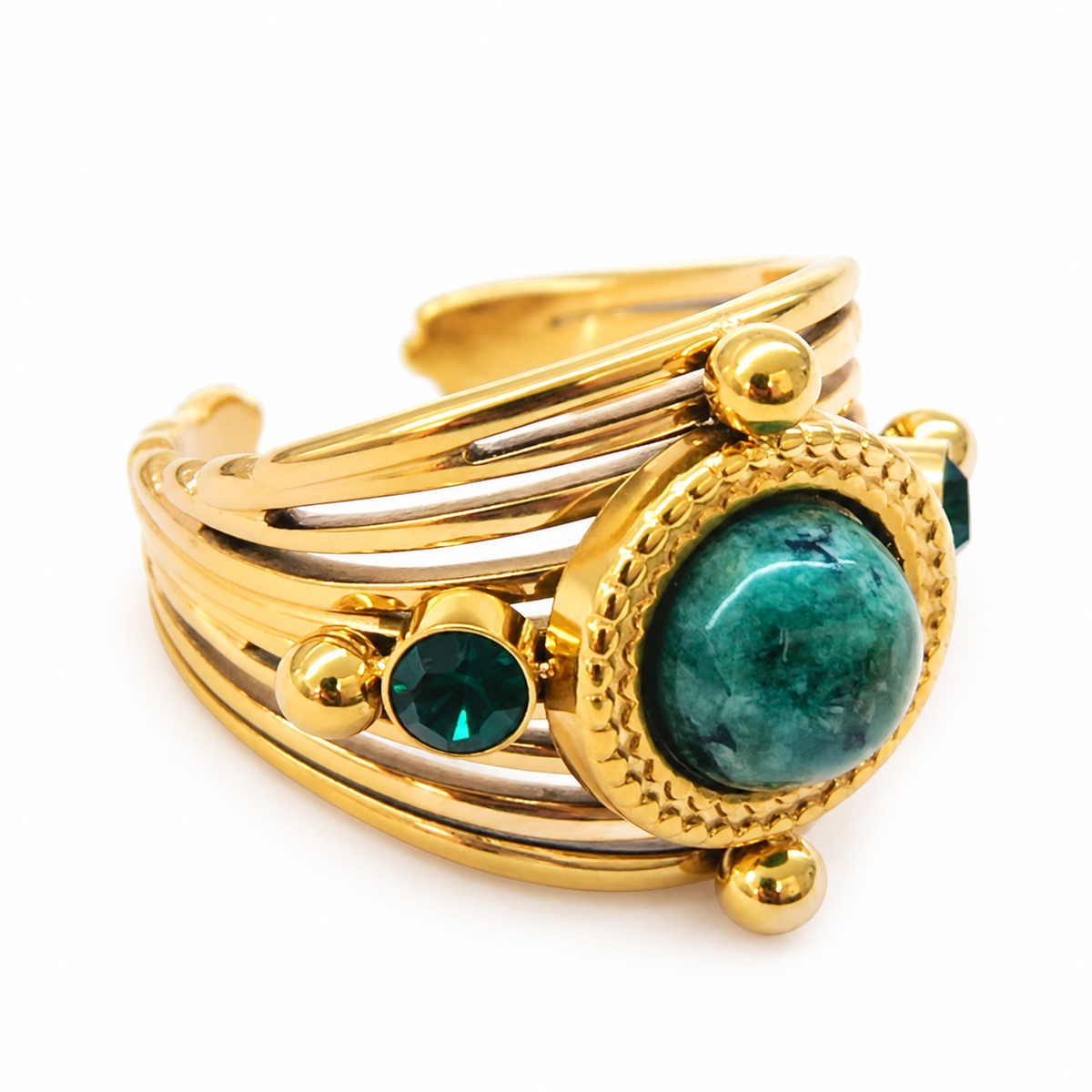 Anillo dorado ancho con piedra Verde