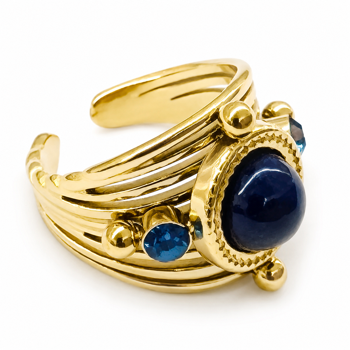 Anillo dorado ancho con piedra azul oscuro
